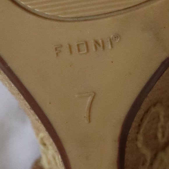 FIONI Woven Flower Wedge Heels Tan / Camel Size 7 - Picture 5 of 9